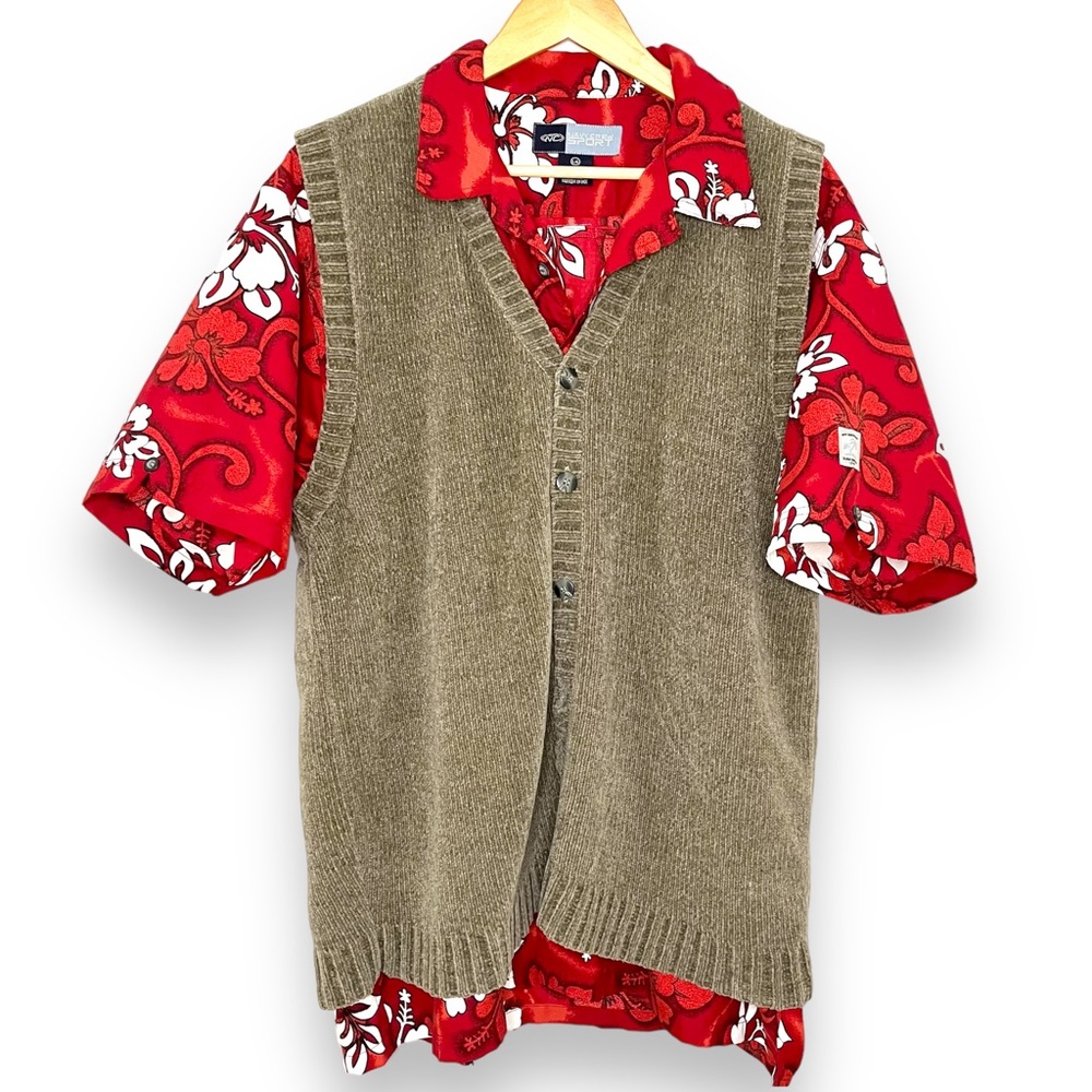 Red Floral Hawaiian Vintage Button Down Shirt - Picture 4 of 12